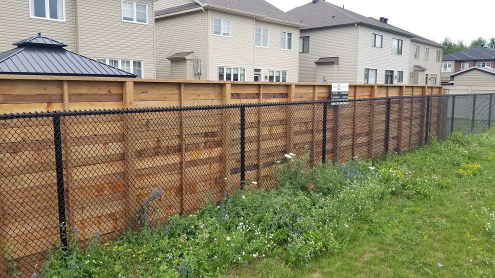 Idee per un privacy in giardino minimalista di medie dimensioni e dietro casa con recinzione in legno