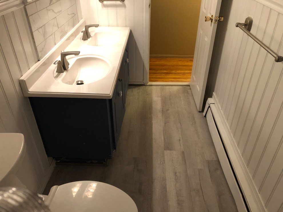 Exemple d'une petite salle de bain principale tendance avec un placard en trompe-l'oeil, des portes de placard bleues, une baignoire indépendante, un combiné douche/baignoire, WC séparés, un carrelage blanc, mosaïque, un mur bleu, un sol en vinyl, un lavabo encastré, un plan de toilette en quartz, un sol gris, une cabine de douche avec un rideau, un plan de toilette blanc, meuble double vasque, meuble-lavabo sur pied, un plafond en lambris de bois et boiseries.