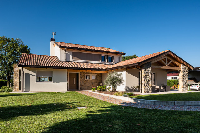 Prestigiosa dimora in legno traditional-house-exterior