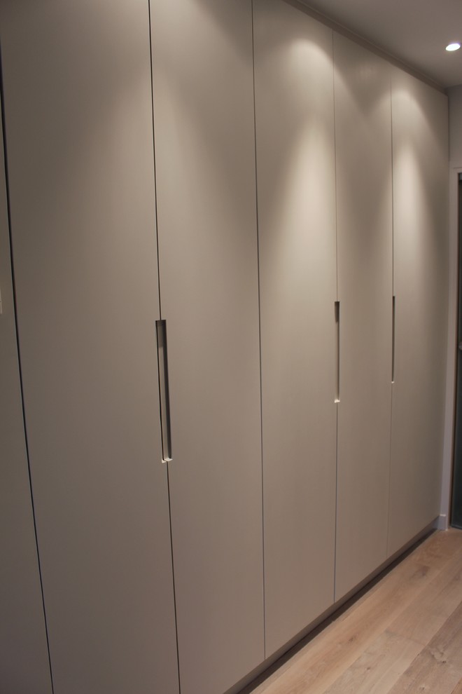 This is an example of a contemporary storage and wardrobe in Paris.