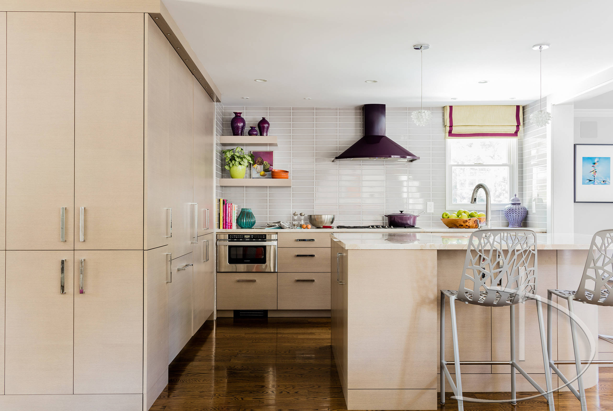 Color Packs a Punch in a New Eat-In Kitchen
