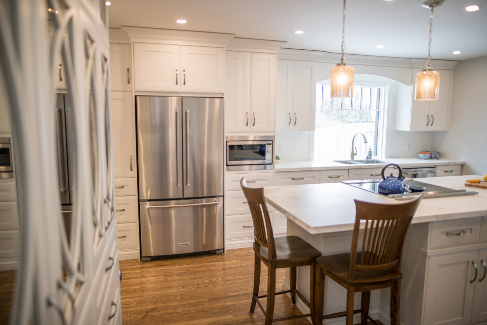 Kitchen - transitional kitchen idea in Toronto