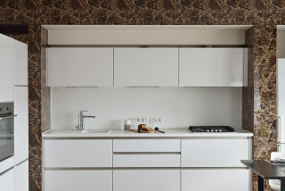 Дизайн интерьера черно-белой кухни 2023 с яркими акцентами – модные тренды сезона (фото)
