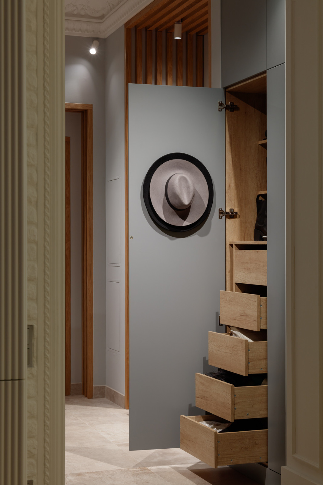 Наполнение шкафа в прихожей