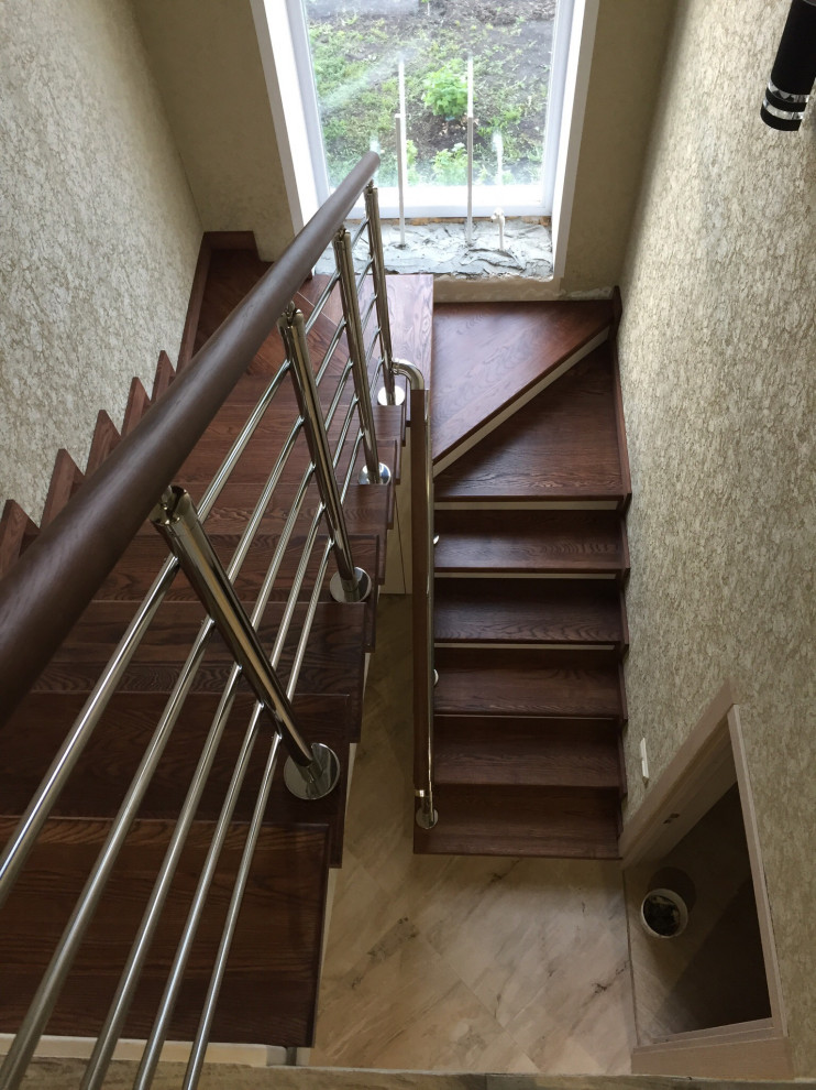 Лестница из ясеня с ограждением из нержавейки