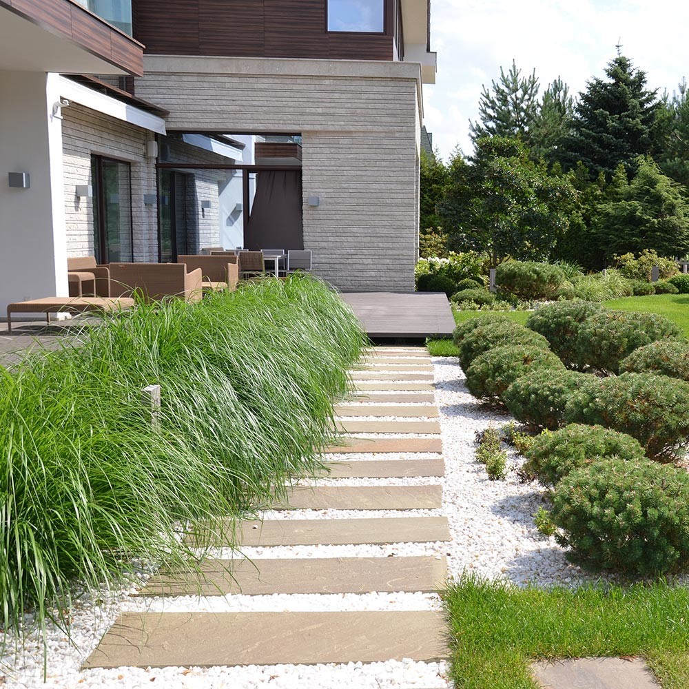 Современный сад в КП "Бенилюкс" вилла 2