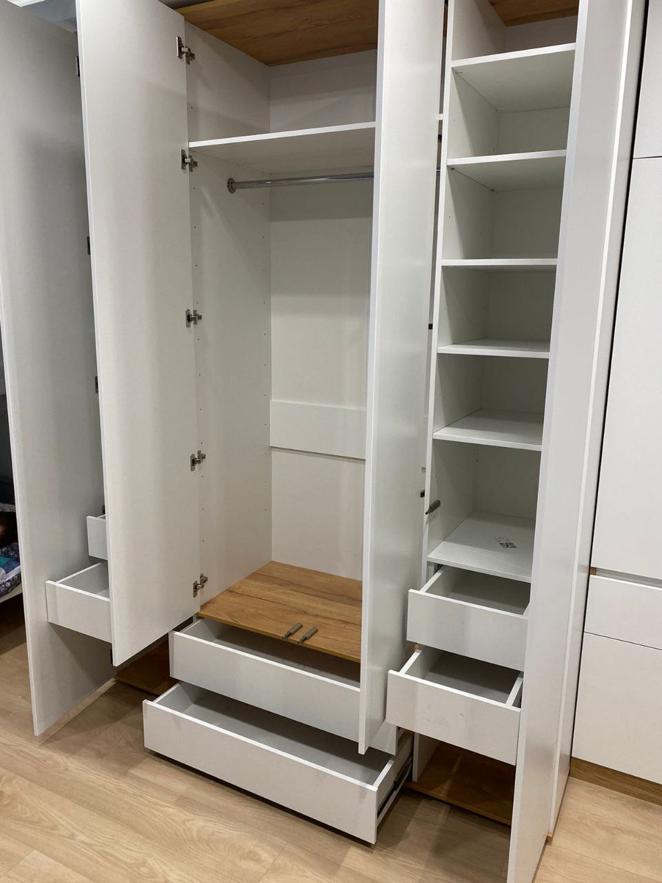 Распашные шкафы