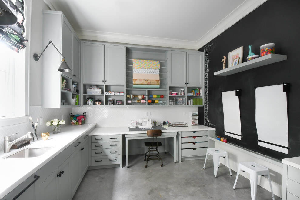 Transitional home design photo in Houston