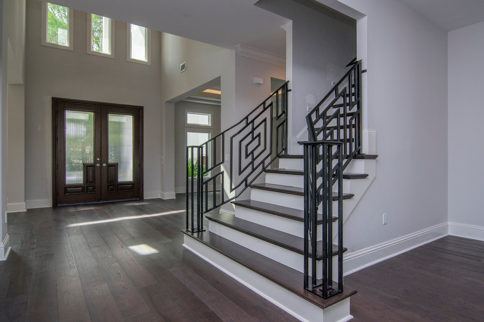 Example of a transitional entryway design in Tampa