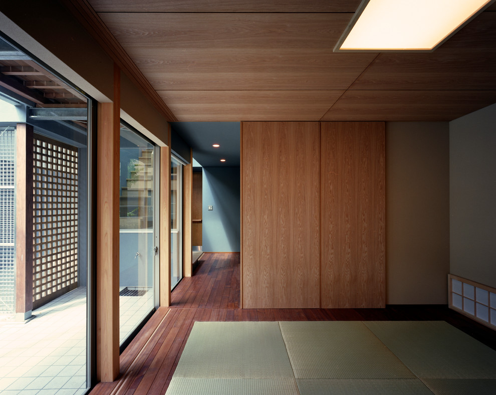 Bild på ett mellanstort orientaliskt gästrum, med beige väggar, tatamigolv, en spiselkrans i gips och beiget golv