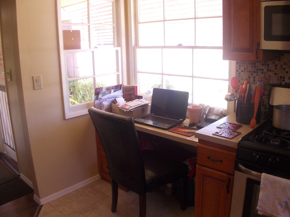 Inspiration for a traditional home office in San Diego.