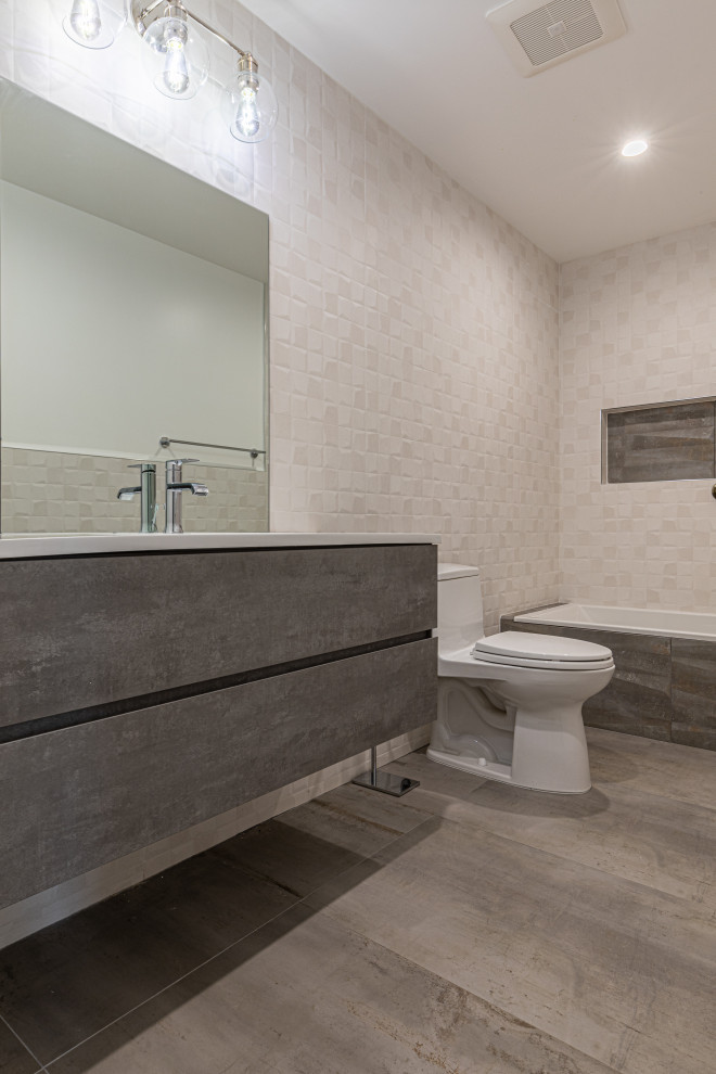 Idéer för ett mellanstort modernt vit en-suite badrum, med släta luckor, grå skåp, ett undermonterat badkar, vit kakel, mosaik, vita väggar, ett undermonterad handfat, bänkskiva i kvartsit och grått golv