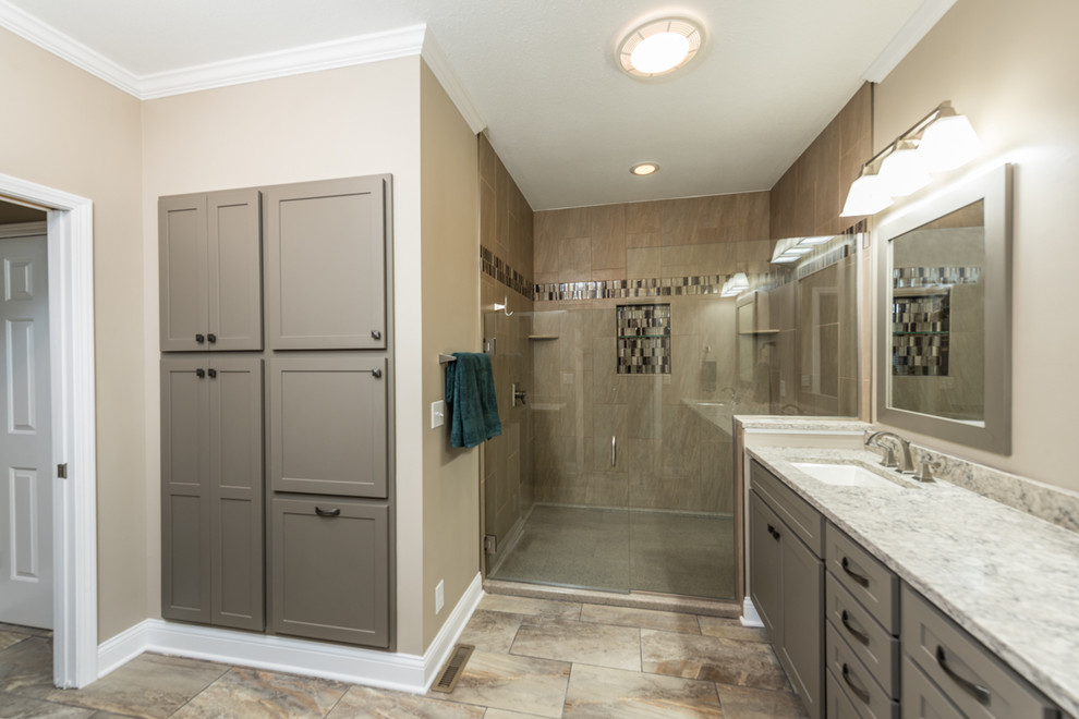 Inspiration for a transitional bathroom remodel in Chicago