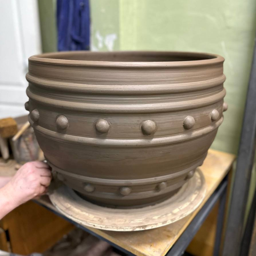 Горшки под деревья для конференц-зала частной усадьбы