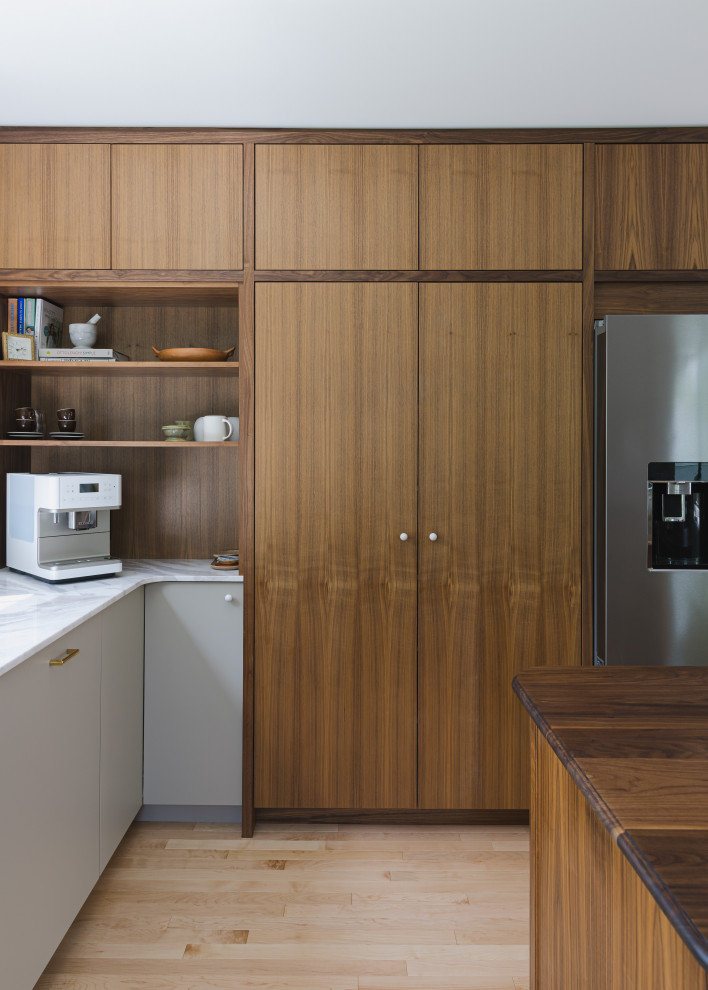 Kitchen - transitional kitchen idea in Ottawa