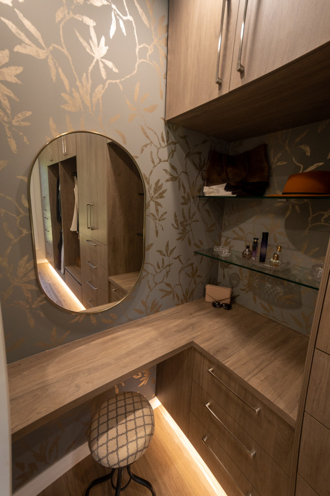 Inspiration pour un petit dressing room design en bois brun pour une femme avec un placard à porte plane, un sol en vinyl et un sol marron.