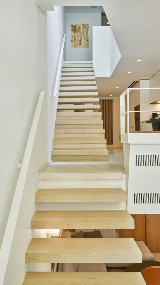 Cette image montre un petit escalier minimaliste.