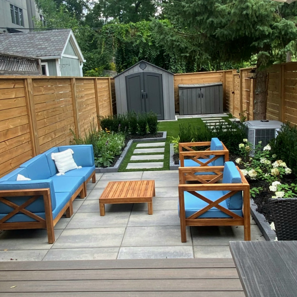 Ejemplo de patio minimalista pequeño en patio trasero con losas de hormigón