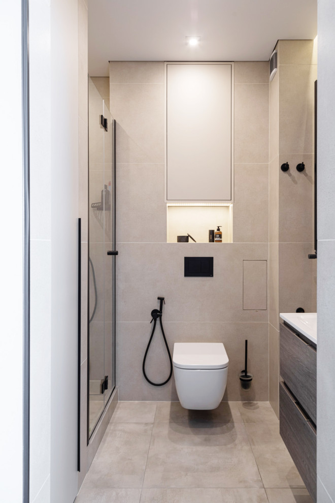 Idéer för ett mellanstort modernt badrum med dusch, med släta luckor, skåp i mellenmörkt trä, en dusch i en alkov, en vägghängd toalettstol, beige kakel, porslinskakel, beige väggar, klinkergolv i porslin, ett väggmonterat handfat, grått golv och dusch med gångjärnsdörr