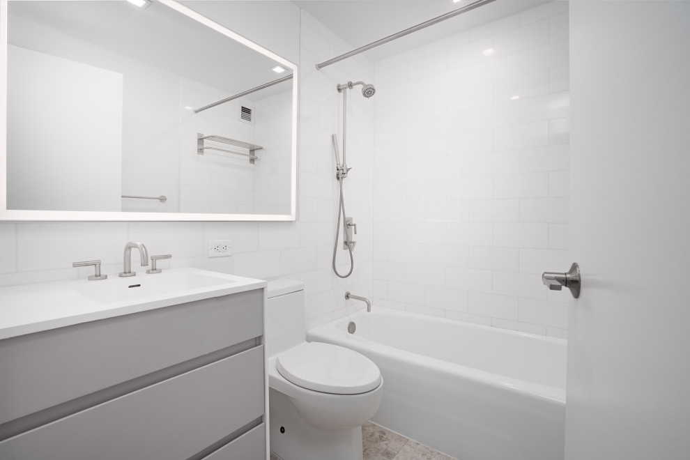 Ejemplo de cuarto de baño principal, único y flotante minimalista pequeño con puertas de armario blancas, paredes blancas, suelo de baldosas de cerámica, lavabo bajoencimera, encimera de cuarcita y ducha con cortina