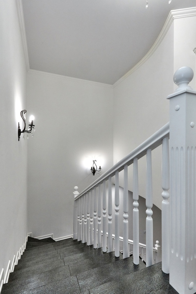 Дуплекс в трех уровнях и чёрно-белых тонах.