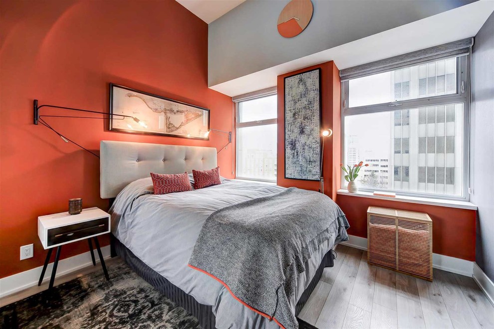 Свежая идея для дизайна: хозяйская спальня в стиле ретро с красными стенами и полом из ламината - отличное фото интерьера