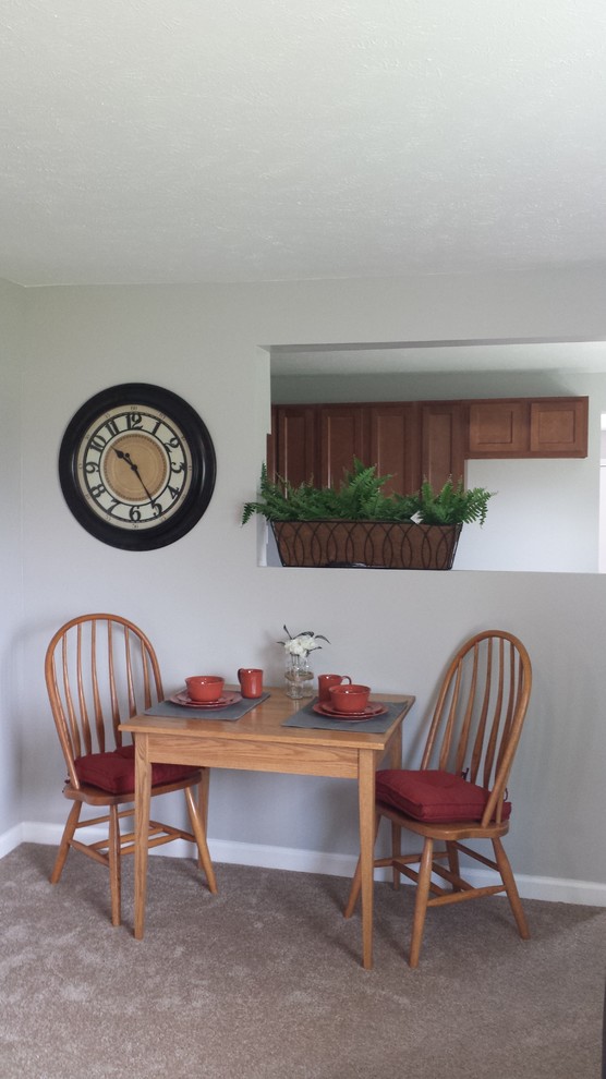 Kitchen - traditional kitchen idea in Cleveland
