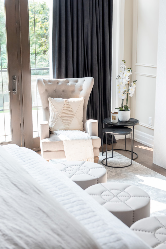 Example of a transitional home design design in Toronto
