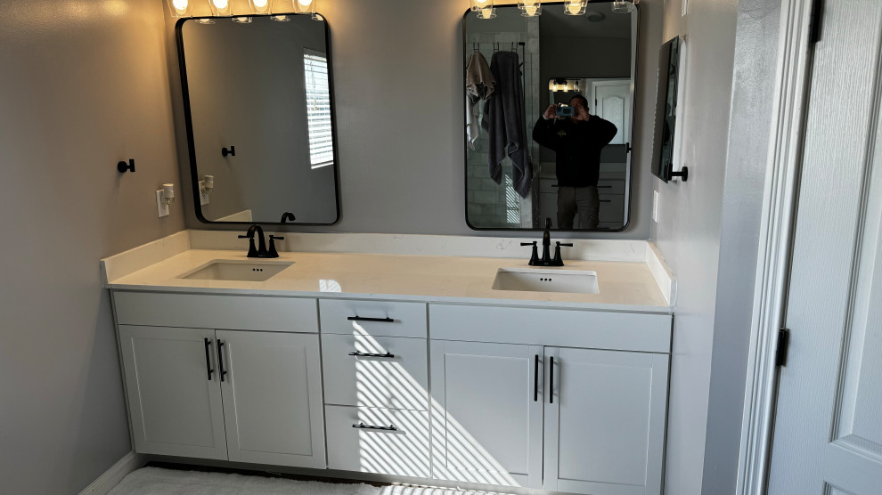 Inspiration för ett mellanstort lantligt flerfärgad flerfärgat en-suite badrum, med skåp i shakerstil, vita skåp, grå väggar, klinkergolv i keramik, ett undermonterad handfat, bänkskiva i kvarts och brunt golv