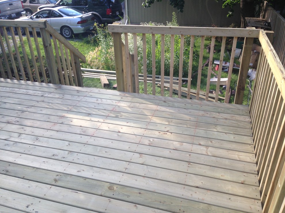 Small elegant backyard deck photo with no cover