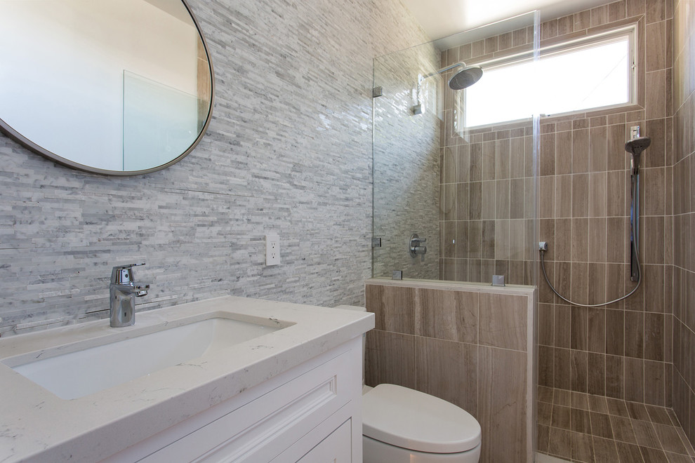 This is an example of a transitional bathroom in Bilbao.
