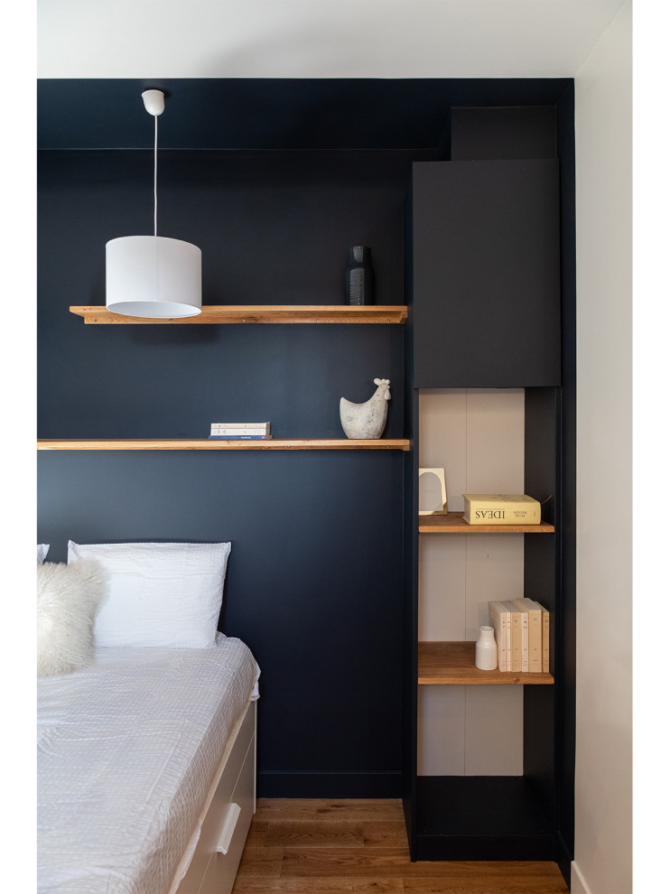 Small trendy bedroom photo in Paris