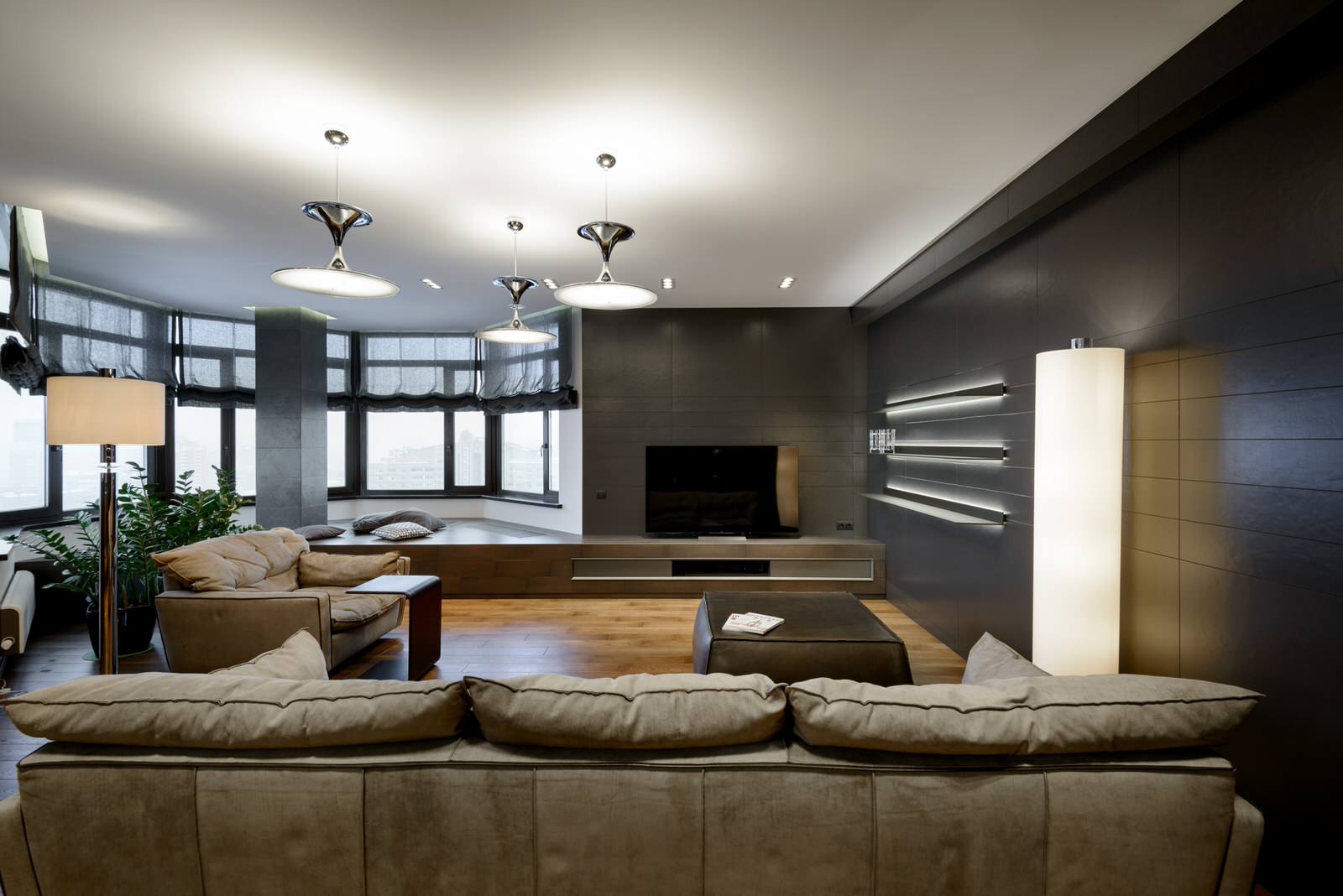 Массивная доска "BEARMADE" в брутальной квартире по проекту Риты Лессинг