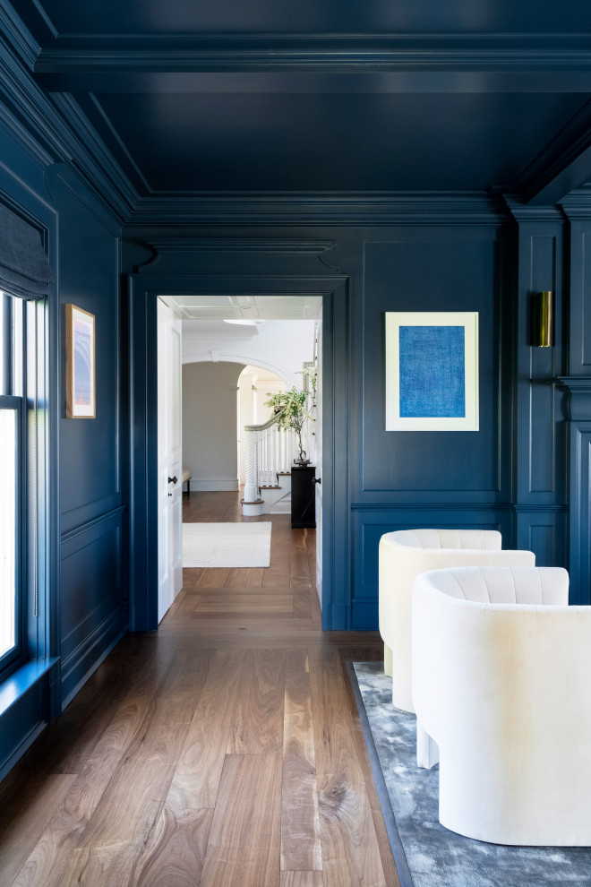 Ispirazione per un grande ufficio tradizionale con pareti blu, parquet scuro, scrivania incassata e pavimento marrone