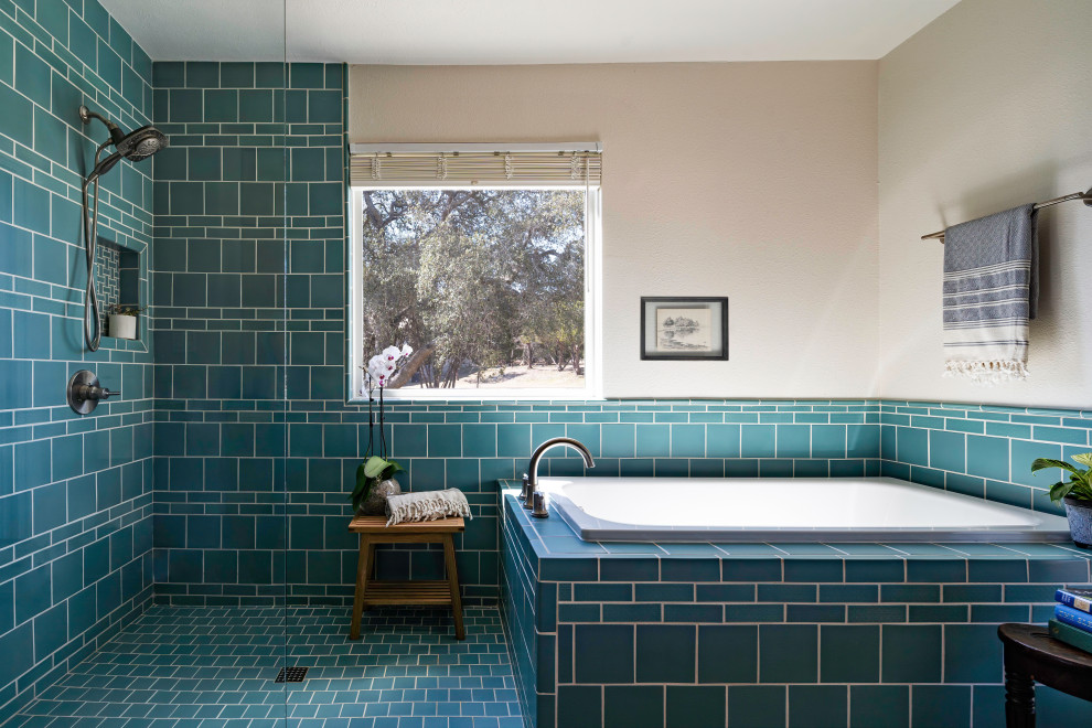 Eklektisk inredning av ett mellanstort grön grönt badrum med dusch, med skåp i shakerstil, bruna skåp, en öppen dusch, en toalettstol med hel cisternkåpa, grön kakel, keramikplattor, kalkstensgolv, ett undermonterad handfat, kaklad bänkskiva och beiget golv