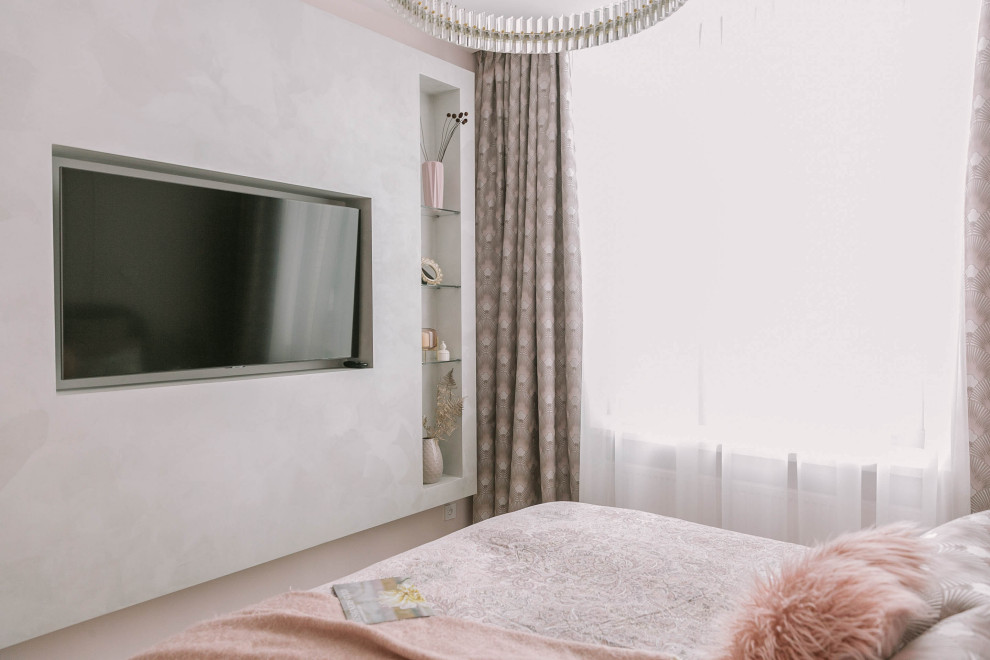 Источник вдохновения для домашнего уюта: хозяйская спальня среднего размера, в светлых тонах в стиле неоклассика (современная классика) с розовыми стенами, полом из ламината, бежевым полом и обоями на стенах без камина