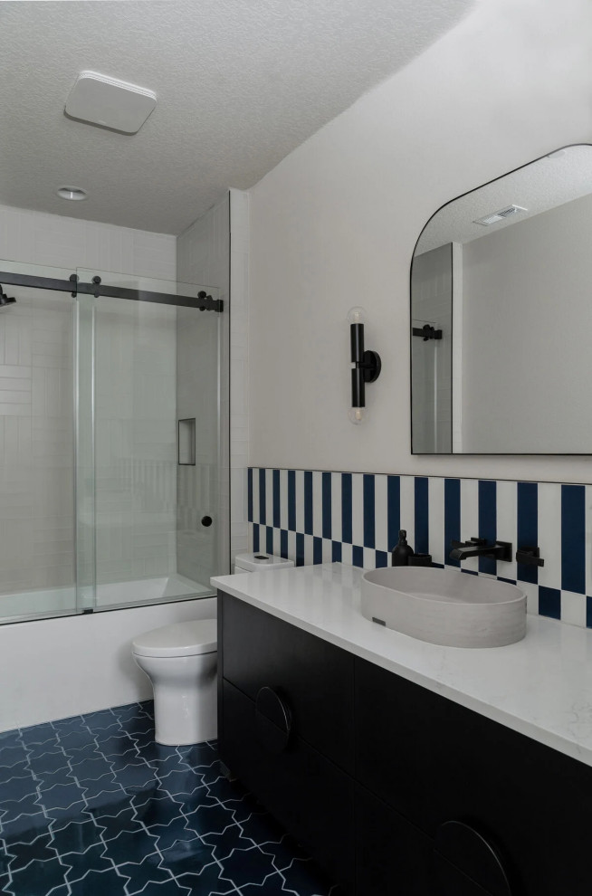 Foto de cuarto de baño bohemio con baldosas y/o azulejos azules, baldosas y/o azulejos de vidrio, suelo de baldosas de cerámica y suelo azul