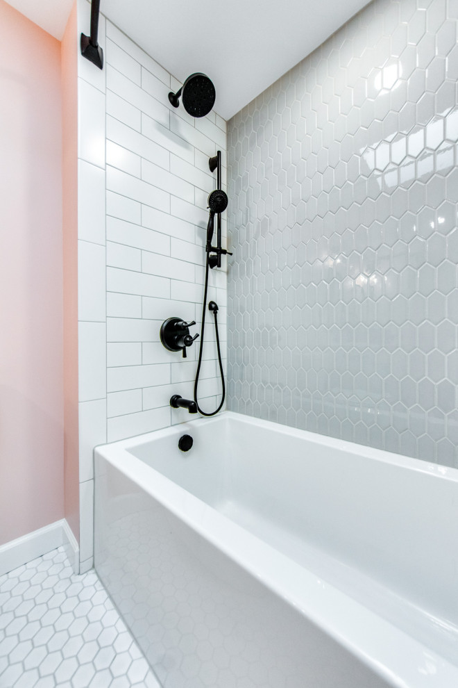 На фото: ванная комната среднего размера в стиле неоклассика (современная классика) с фасадами в стиле шейкер, серыми фасадами, ванной в нише, раздельным унитазом, зеленой плиткой, керамической плиткой, розовыми стенами, полом из керамической плитки, врезной раковиной, столешницей из искусственного кварца, белым полом, шторкой для ванной, белой столешницей и тумбой под две раковины