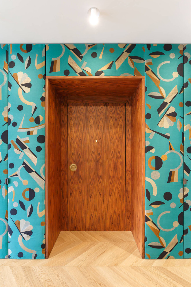 Modelo de distribuidor blanco actual grande con paredes azules, suelo de madera clara, puerta simple, puerta de madera oscura, suelo amarillo, bandeja y papel pintado