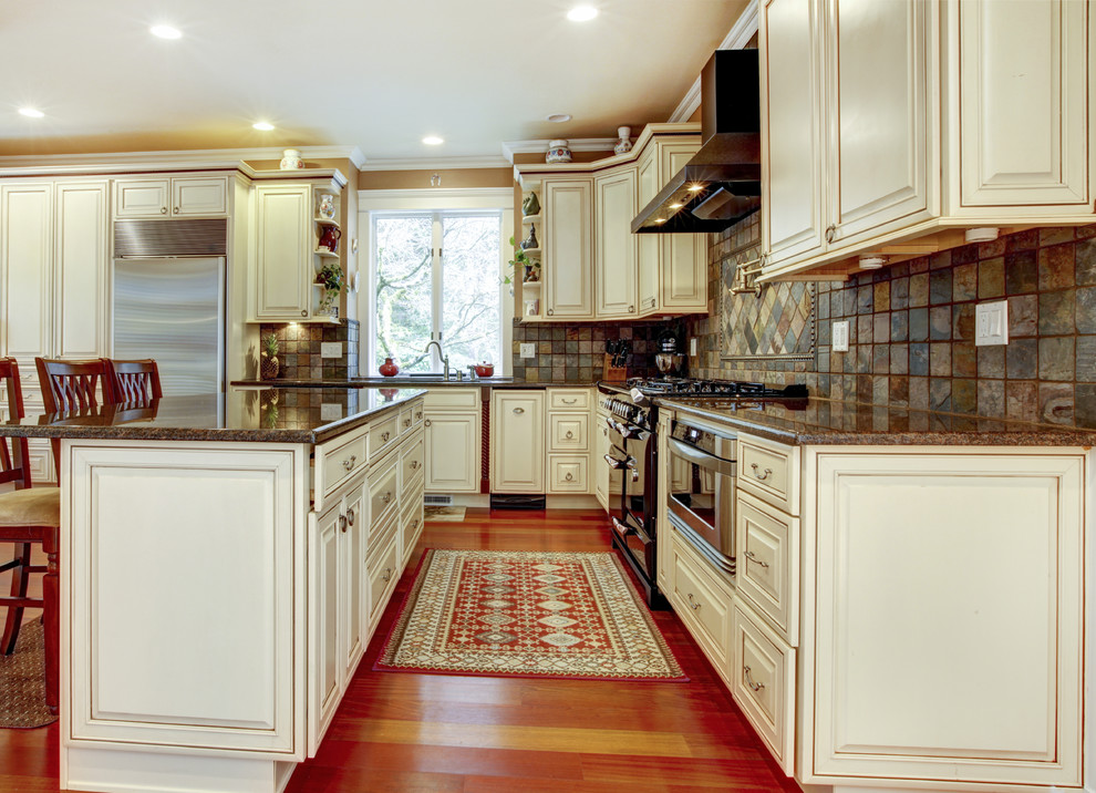 Large kitchen photo in Minneapolis