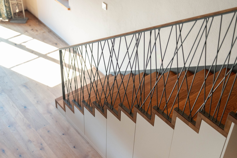 Свежая идея для дизайна: деревянная лестница в современном стиле с деревянными ступенями и металлическими перилами - отличное фото интерьера
