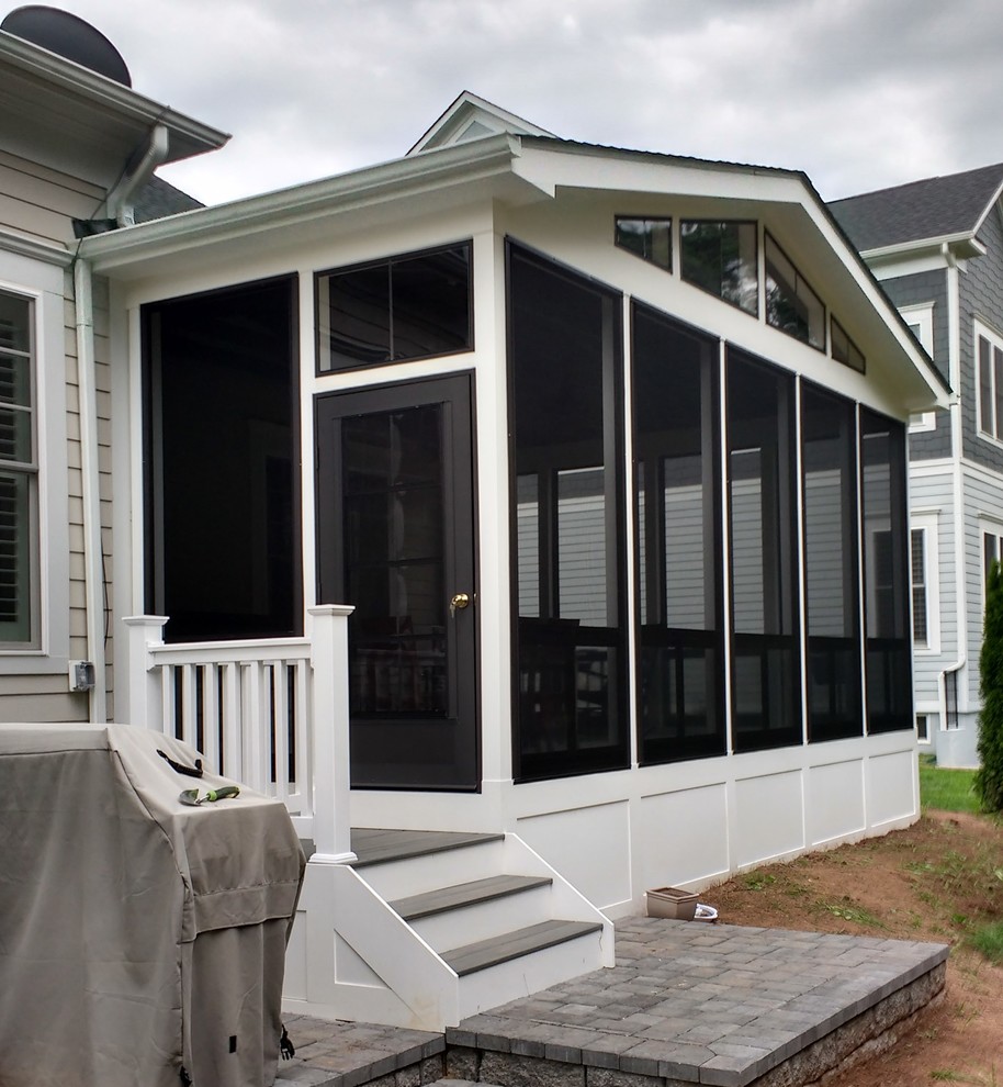 Design ideas for a transitional backyard screened-in verandah in Minneapolis.