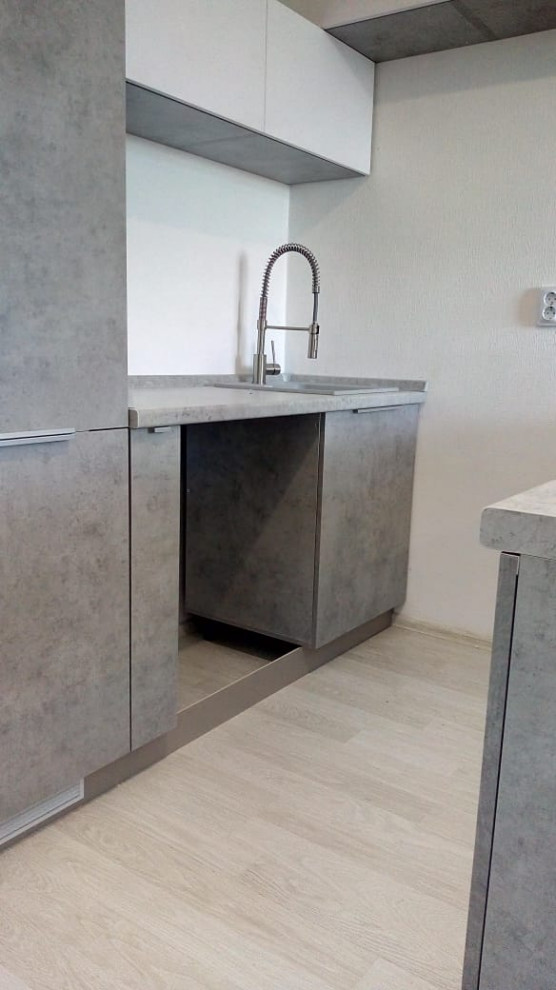 Маленькая кухня с островом серый бетон