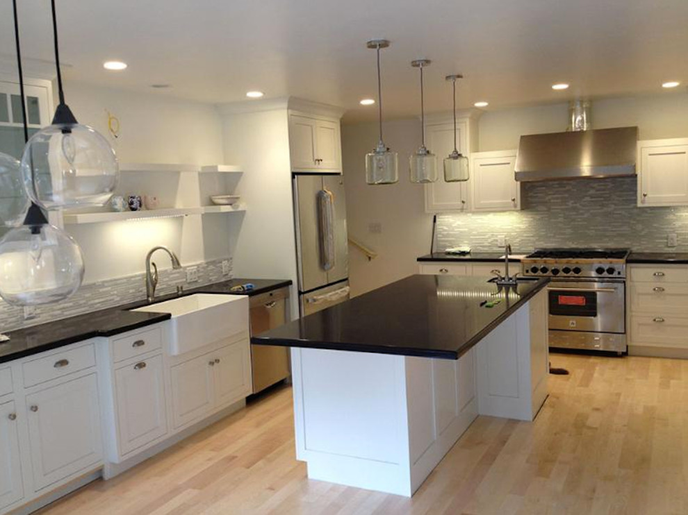 Kitchen - transitional kitchen idea