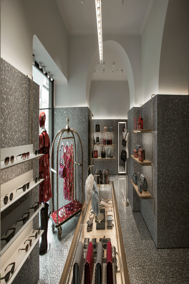 Стильный дизайн: коридор среднего размера в стиле модернизм с серыми стенами, полом из терраццо и серым полом - последний тренд