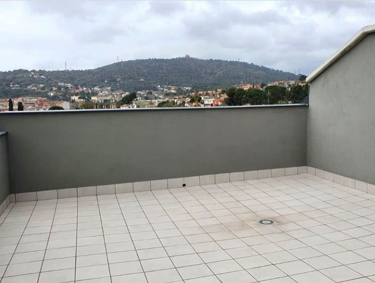 Imagen de terraza actual de tamaño medio en azotea con ducha exterior, pérgola y barandilla de vidrio