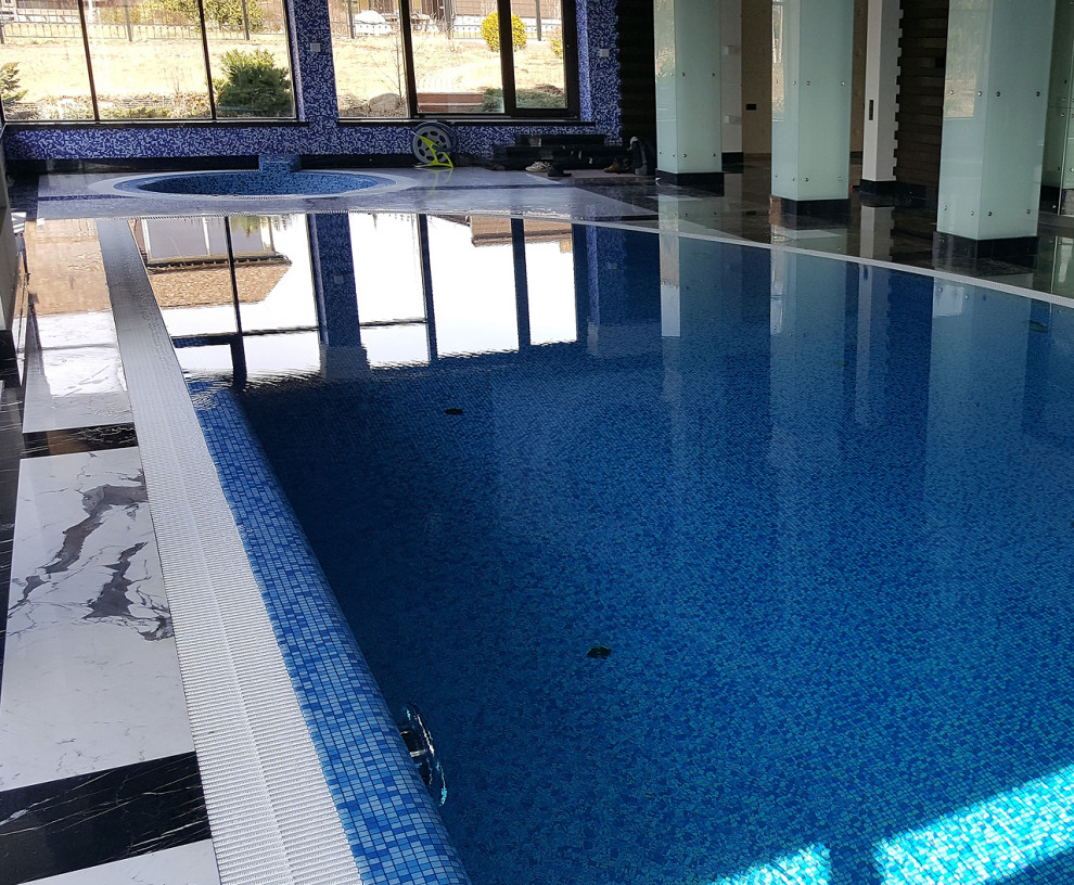 Бассейн в загородном доме