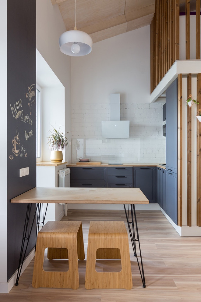 Вид из гостиной на кухню