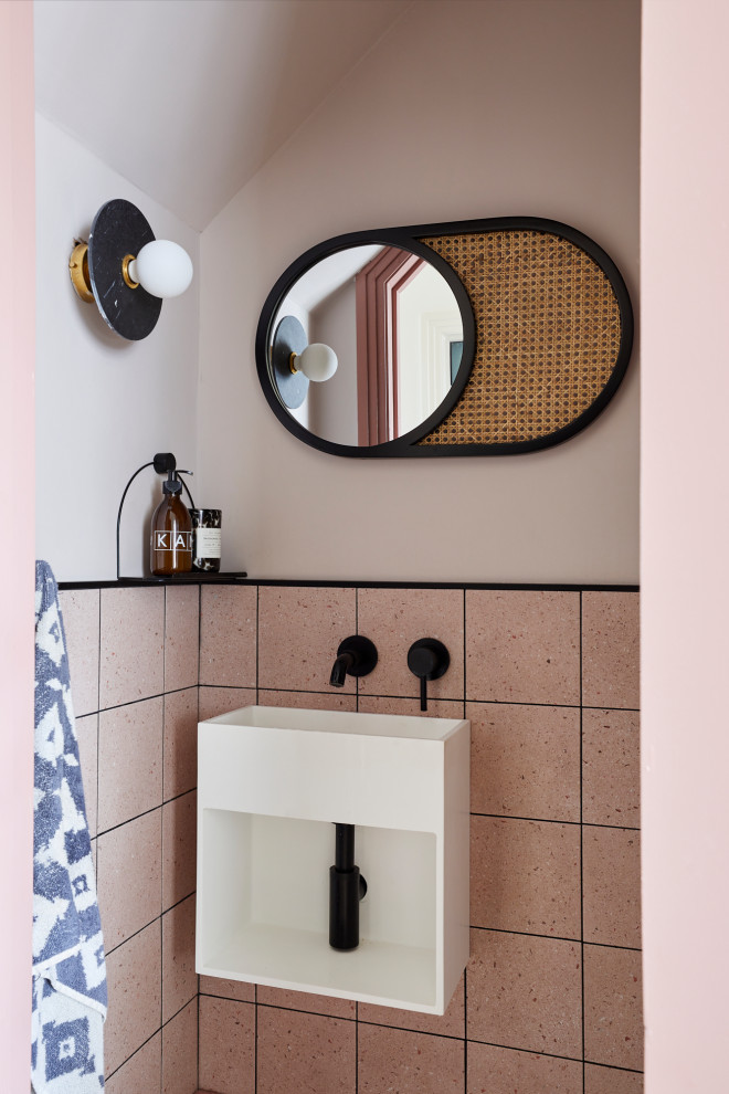 This is an example of a scandinavian bathroom in London.