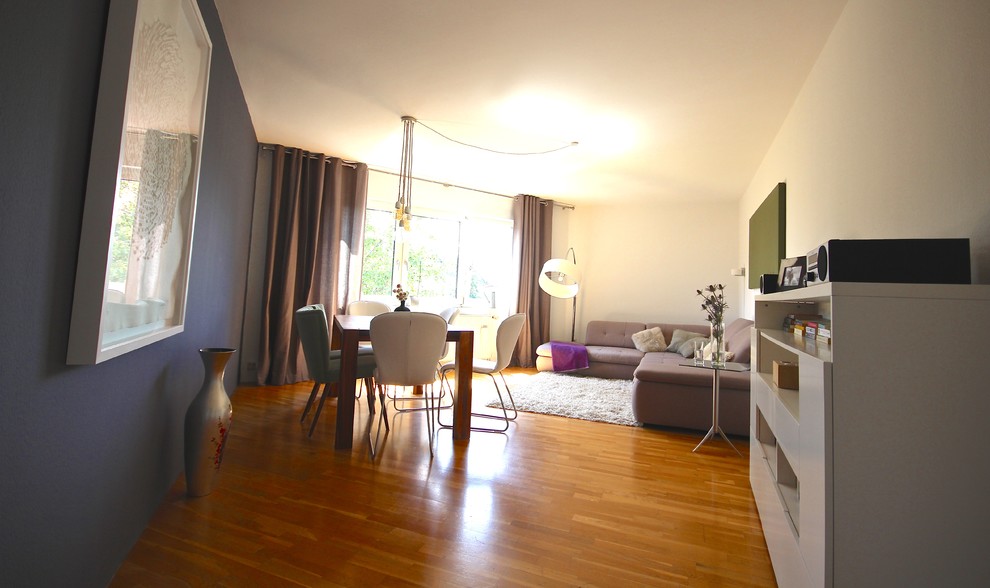 Großes, Repräsentatives, Abgetrenntes Stilmix Wohnzimmer ohne Kamin mit beiger Wandfarbe, dunklem Holzboden, freistehendem TV und braunem Boden in Frankfurt am Main